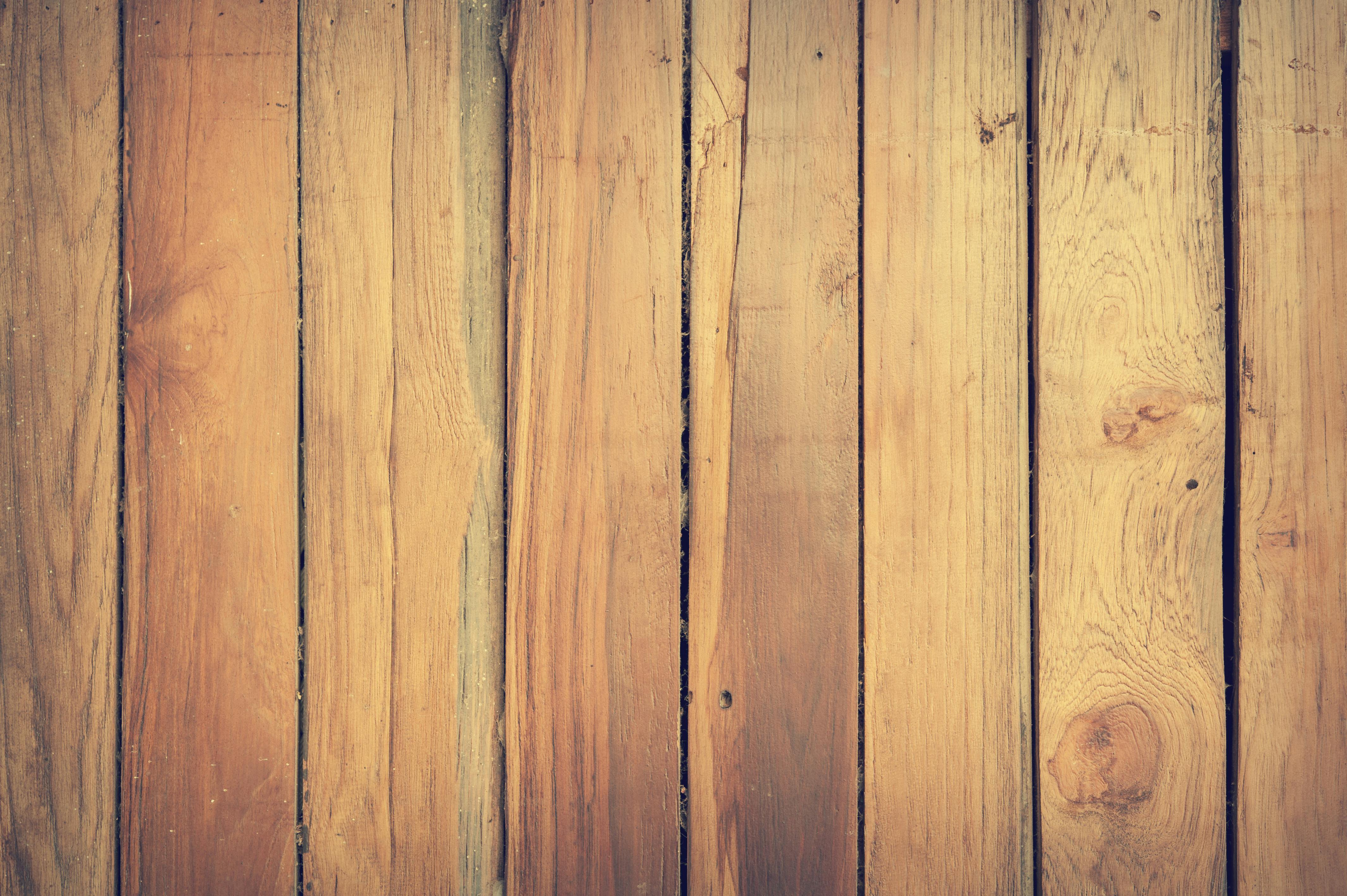 Close-up of Leaf on Wooden Plank · Free Stock Photo