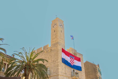 Kostenloses Stock Foto zu aufnahme von unten, flagge, gebäude