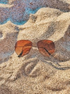 Oculos de sol escuros em composicao de praia
