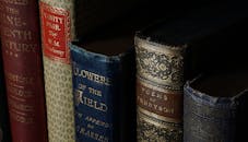 书架上特写着封面华丽的复古经典书籍，非常适合文学爱好者