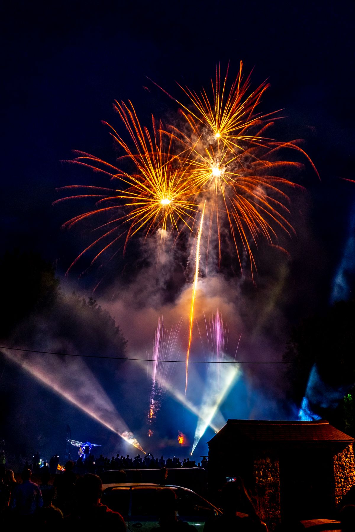 Feu d'artifice éclatant lors d'un festival nocturne