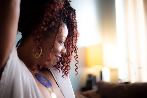 Бесплатное стоковое фото с афро-американка, вьющиеся волосы, женщина