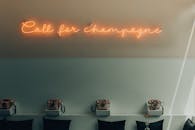 内饰时尚，配备了复古电话和霓虹灯“呼叫香槟”标志