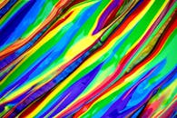 背景是一幅色彩鲜艳的抽象彩虹画