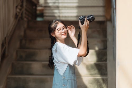 Gratis lagerfoto af asiatisk kvinde, blinkede, briller