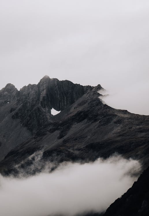 岩石山覆蓋著霧