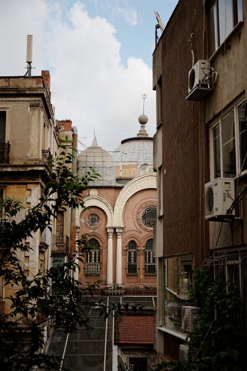 Free A picturesque view of the Ashkenazi Synagogue amidst urban Istanbul architecture. Stock Photo