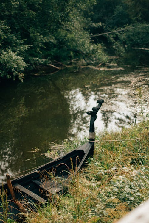 Darmowe zdjęcie z galerii z krajobraz, łódź, pionowy strzał