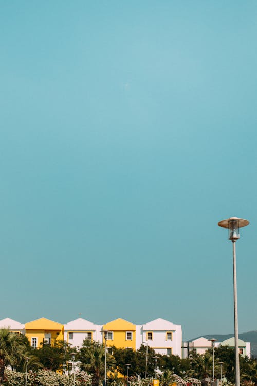 Kostenloses Stock Foto zu apartmentgebäude, blauer himmel, häuser