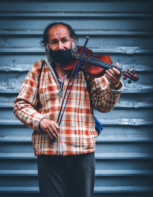Kostnadsfri bild av äldre man, ansiktsmask, fiol