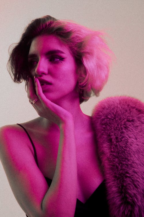 Foto profissional grátis de estilo, faux fur, iluminação roxa