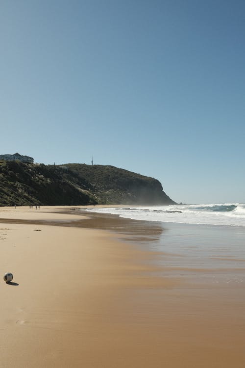 Darmowe zdjęcie z galerii z błękitne niebo, brązowy piasek, brzeg morza
