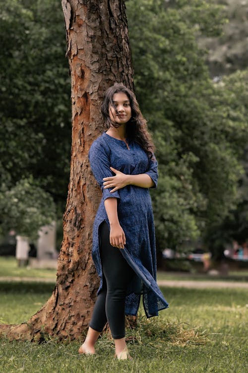 Fotos de stock gratuitas de árbol, cabello moreno, de pie