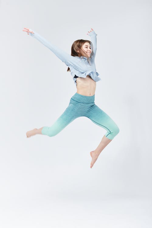 Model Kebugaran Lompat Di Studio Foto