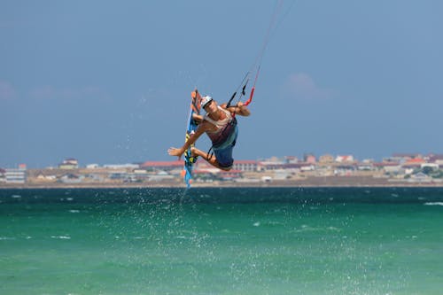 Foto profissional grátis de ação, água, arremesso com salto