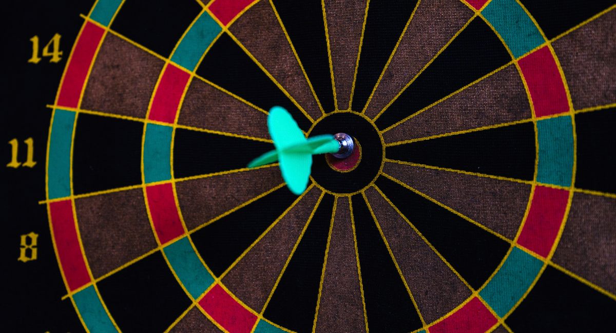 Illustration, jeu de fléchette connecté avec écran