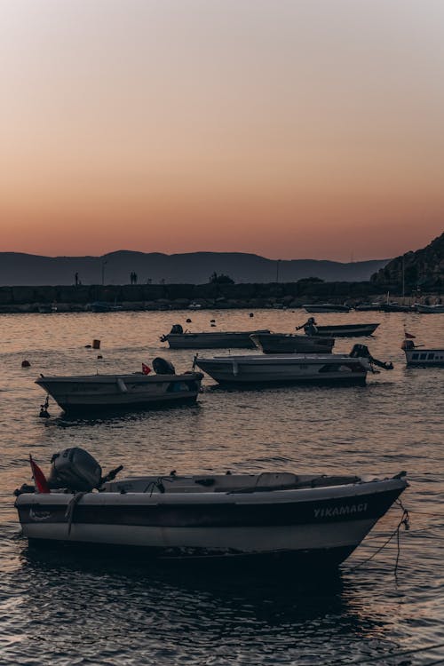 Fotos de stock gratuitas de anclado, atardecer, atracado