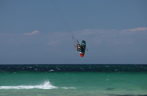 Controversieel Rechtzetten olie A Man Kitesurfing on the Sea · Free Stock Photo