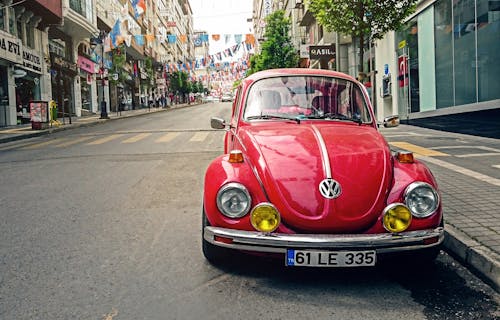 Volkswagen Beetle Rojo Estacionado Al Lado De La Carretera Cerca Del Carril Peatonal