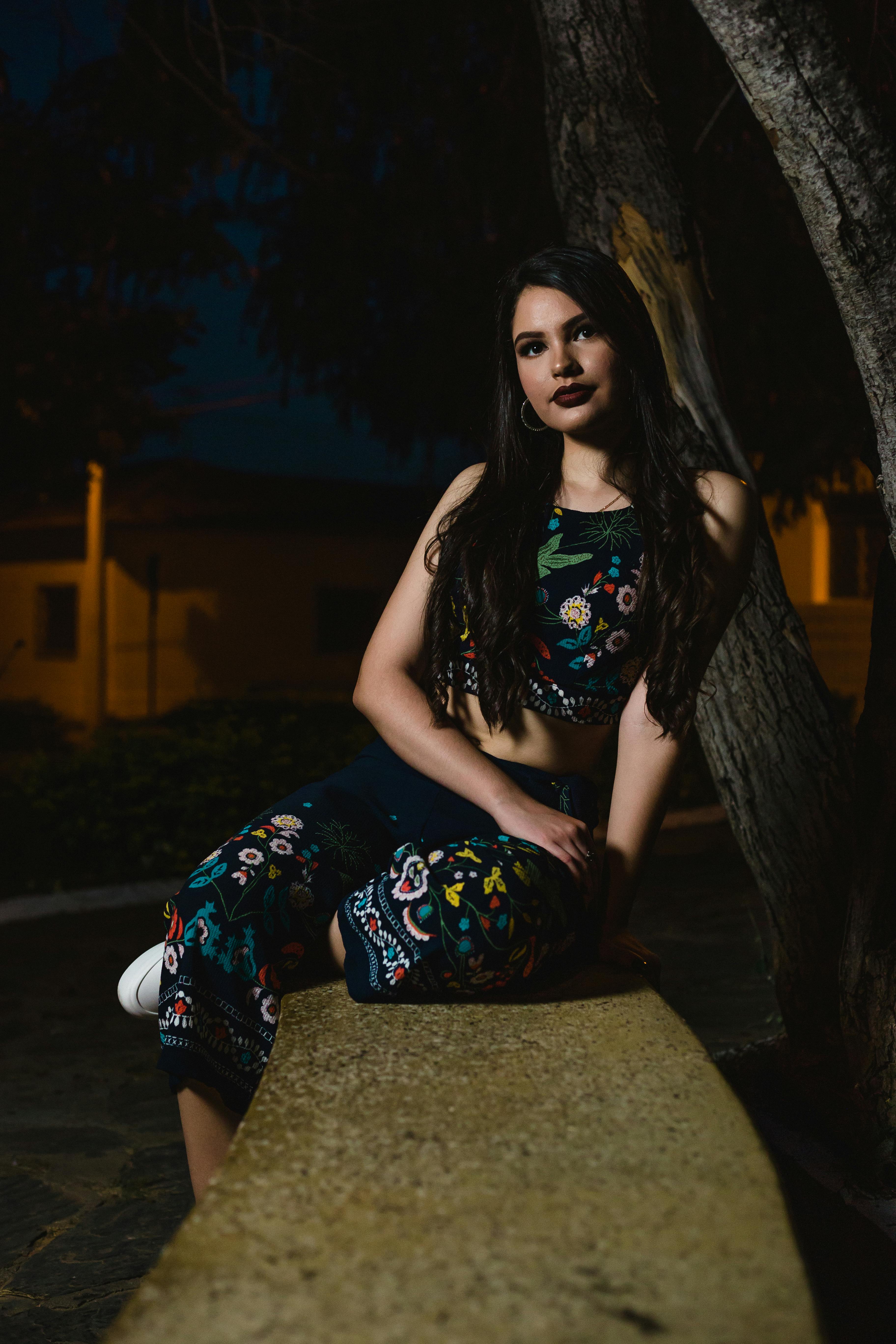 Gratis Wanita Duduk Di Bangku Di Samping Pohon Foto Stok