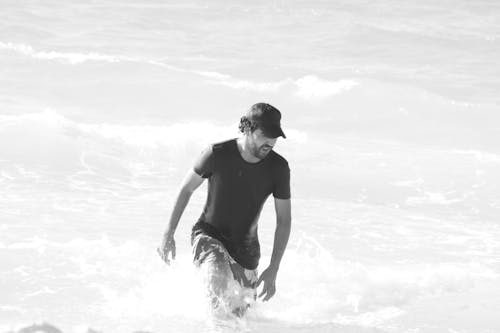 Foto stok gratis 2 orang, di atas laut, hitam & putih