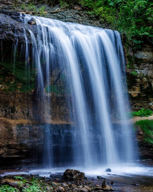 Free Captivating view of a waterfall in lush forest, showcasing natural beauty and serenity. Stock Photo