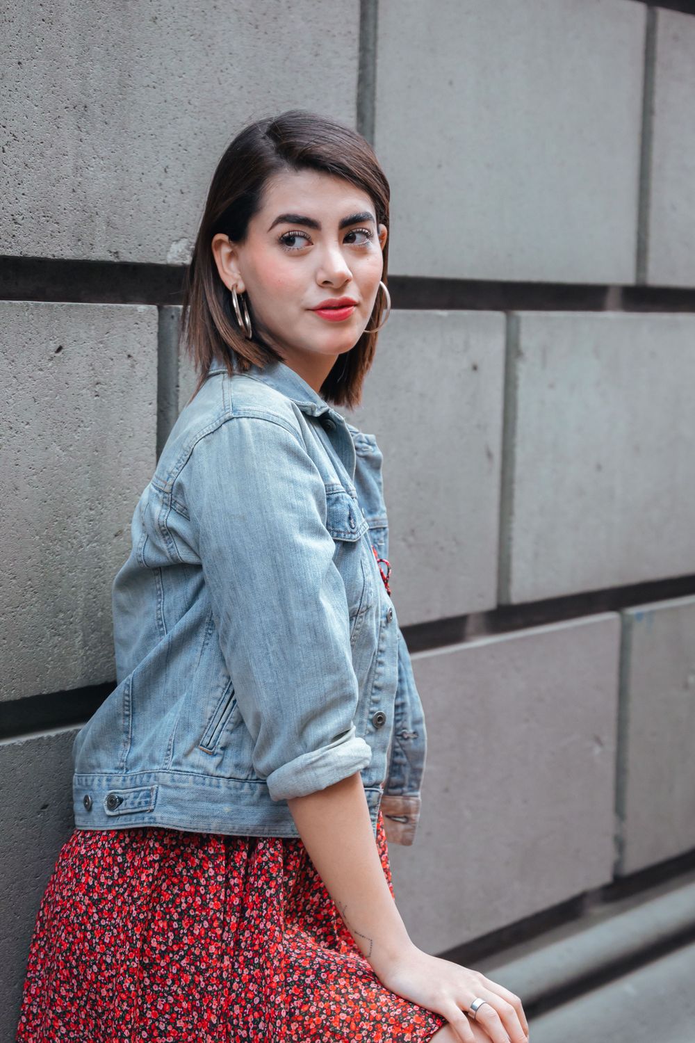 Blumenkleid mit Jeansjacke als Freizeitlook