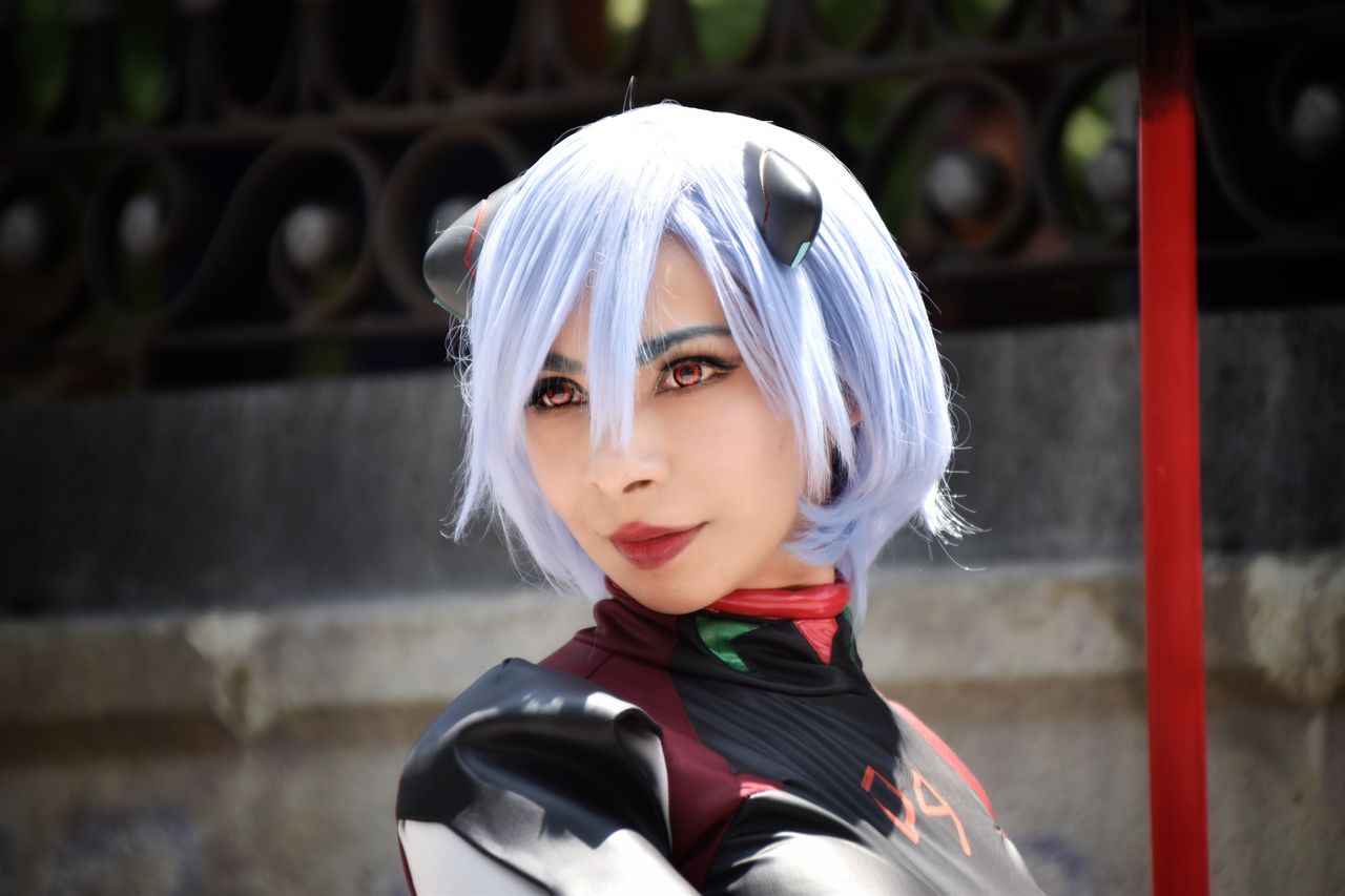 beautiful anime cosplay portrait with striking blue hair in ciudad de