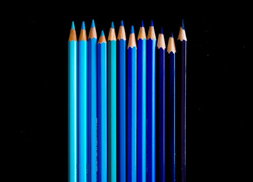 Fotobanka s bezplatnými fotkami na tému ceruzky, čierne pozadie, modrá