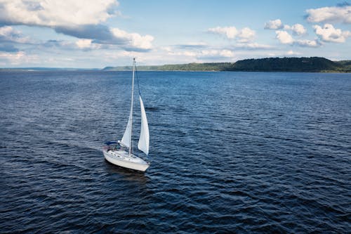Immagine gratuita di barca a vela, cielo azzurro, mare blu