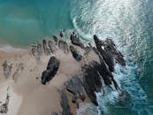 澳大利亚昆士兰州可伦宾海滩岩石海岸线的惊人航拍画面