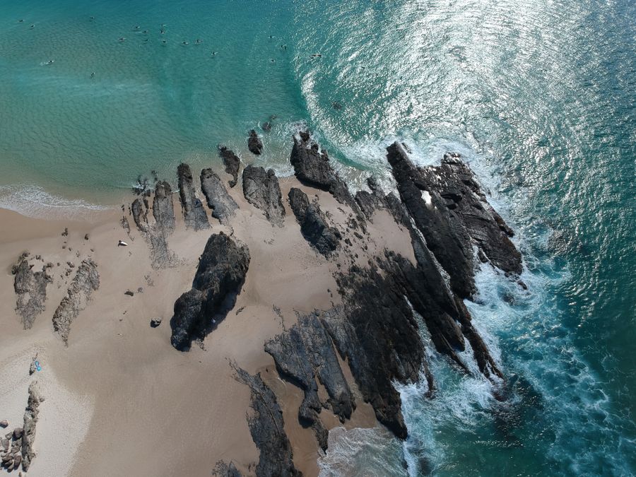 Currumbin: устье, скала, флаги