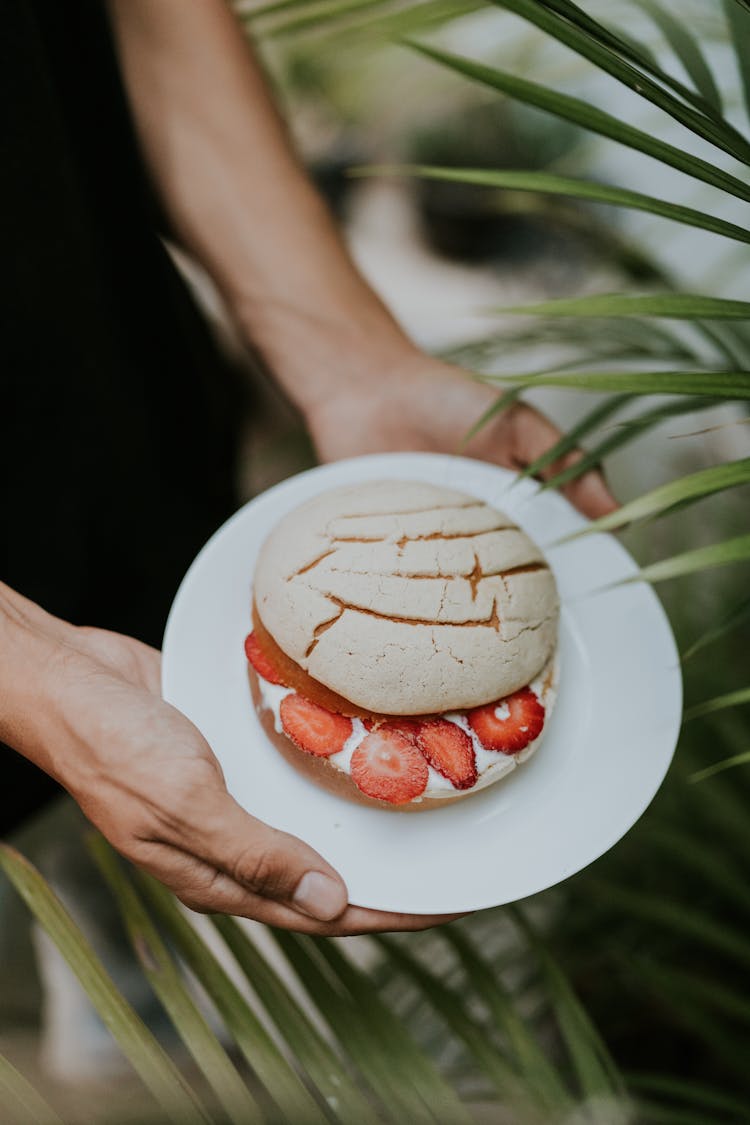 Meringue With Strawberries 