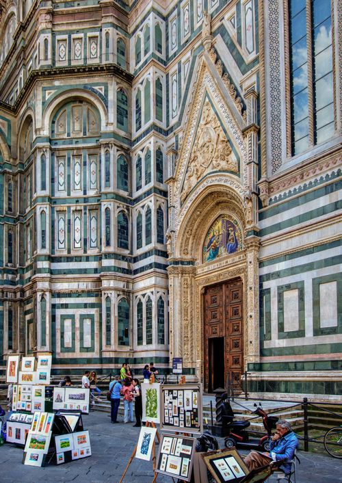 Free Vertical shot of Florence Cathedral's facade and outdoor art market in Tuscany, Italy. Stock Photo