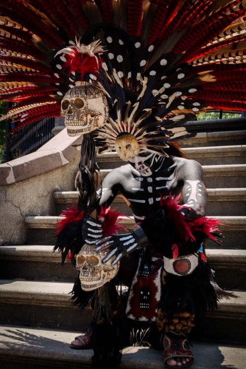 Free Intricate tribal costume with skulls and feathers, perfect for festivals or traditional ceremonies. Stock Photo