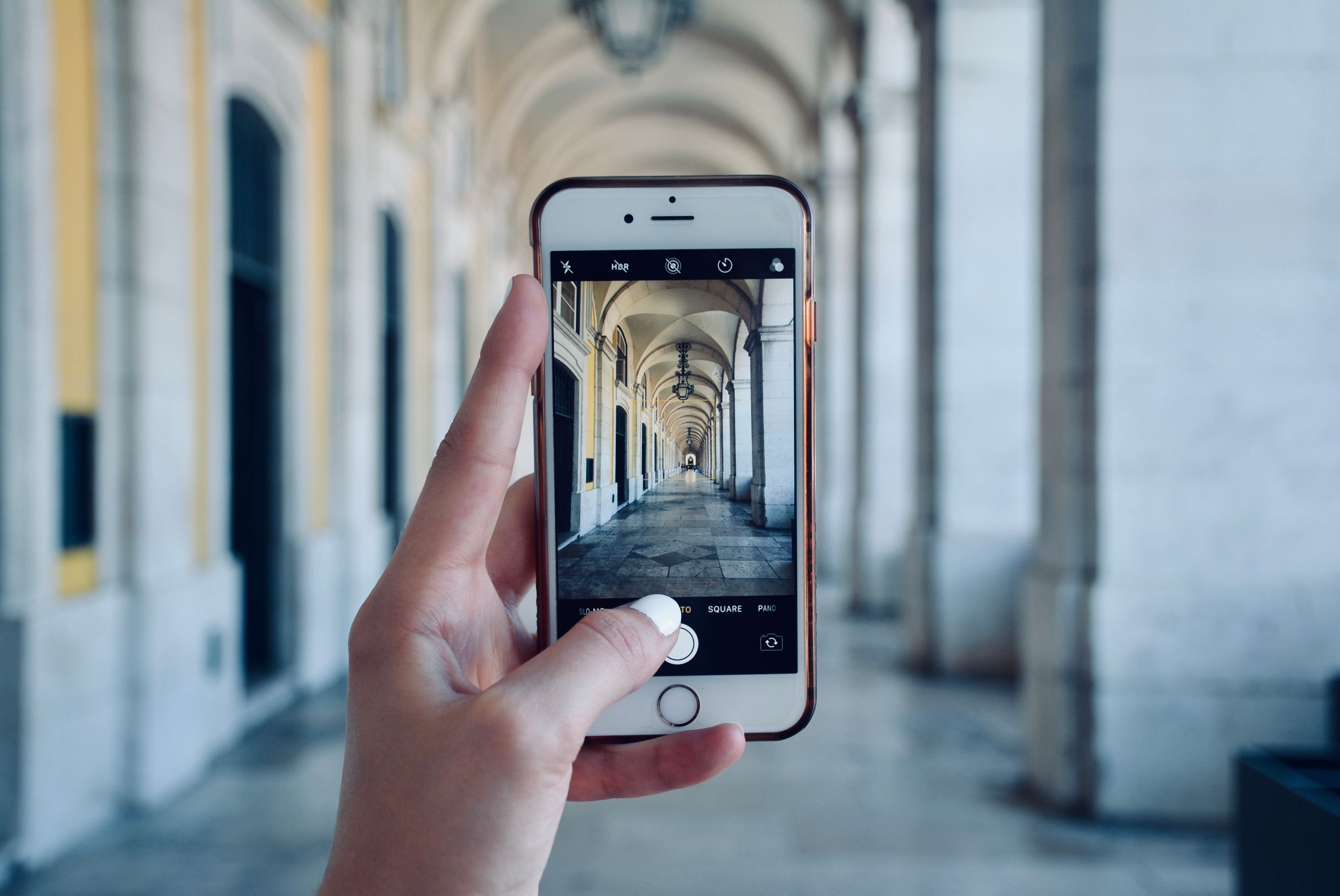 Pessoa a ativar a Chave Móvel Digital num telemóvel