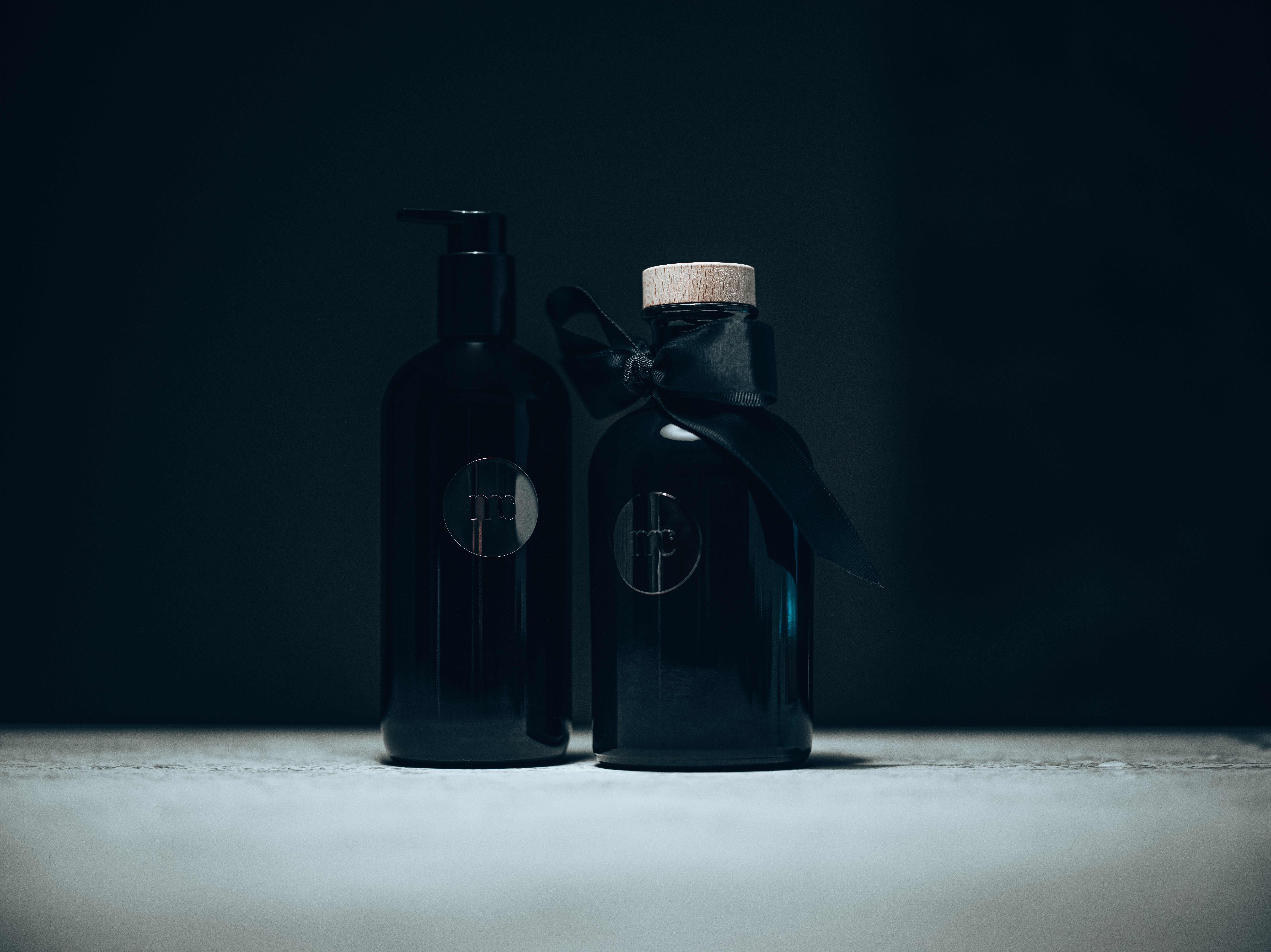 Botellas oscuras para aceites esenciales sobre fondo neutral