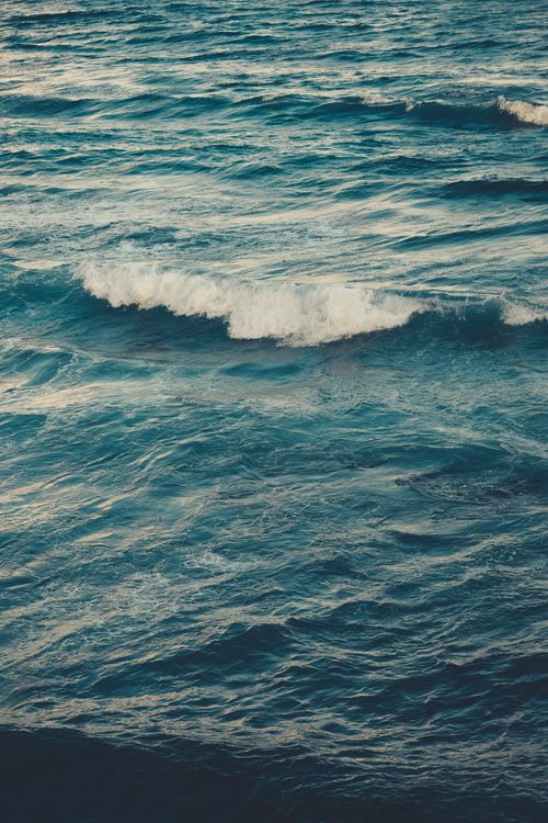 Free Dynamic ocean waves with captivating sea foam and blue hues for a serene seascape. Stock Photo