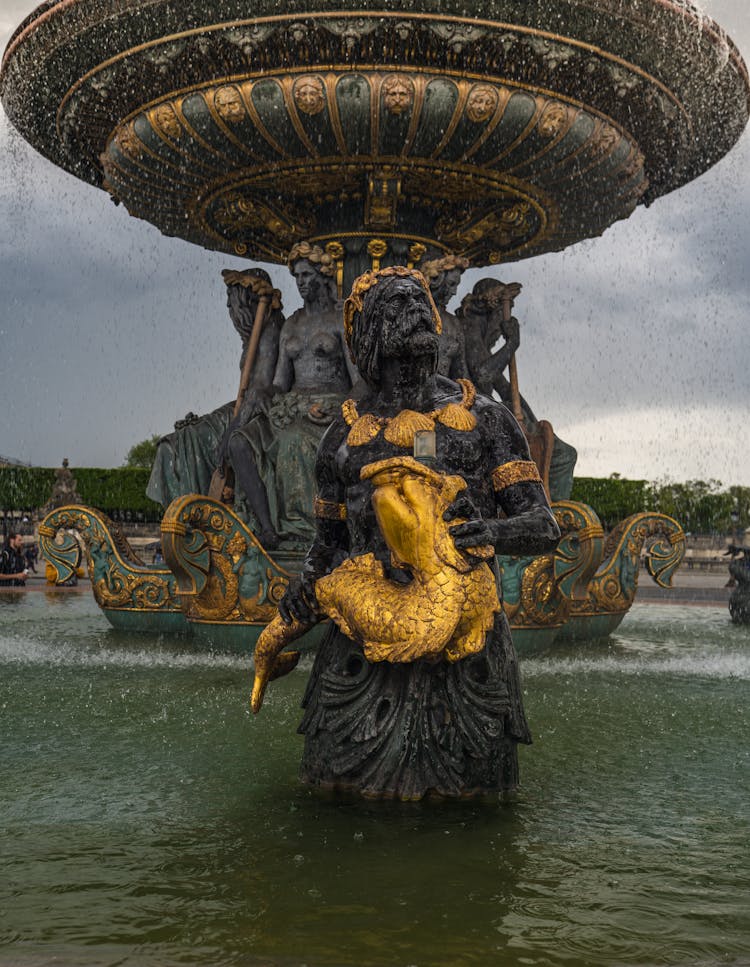  Fontaines De La Concorde In Paris