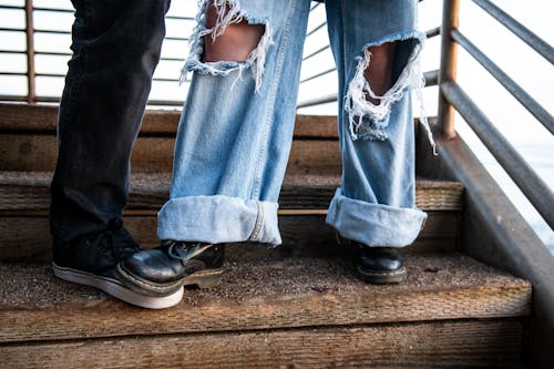 Foto profissional grátis de calça jeans, calçados, chuteiras