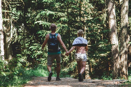 Uomo E Donna Che Camminano Nella Foresta