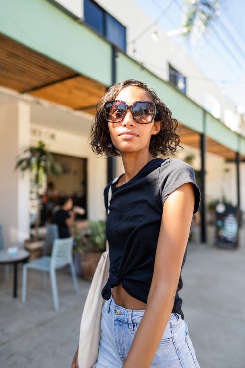 Δωρεάν στοκ φωτογραφιών με αστικός, αφροαμερικάνα γυναίκα, γυαλιά ηλίου