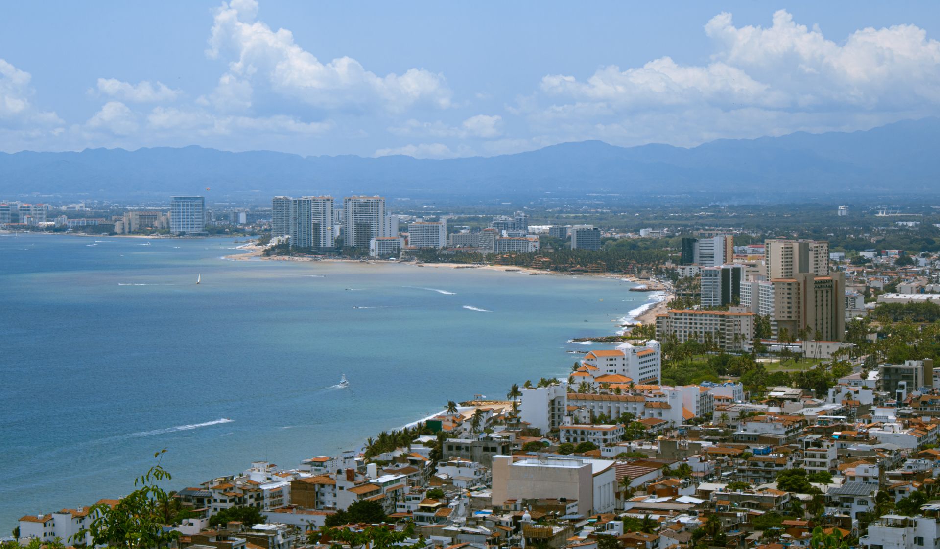 Vista panorámica de Puerto Vallarta, litoral, montañas y bahía