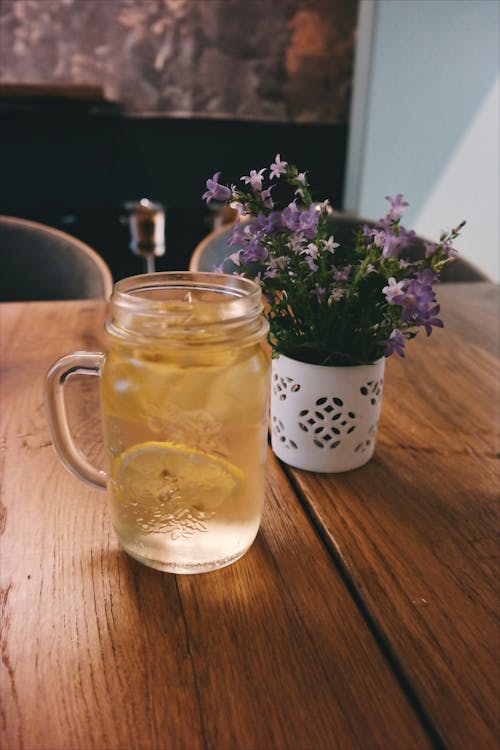 Gratis arkivbilde med blader, blomster, bord