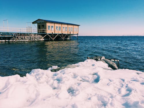 Kostnadsfri bild av blå, blå sjö, bungalow