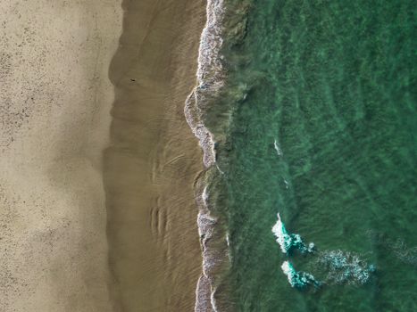 航拍镜头令人惊叹地捕捉了澳大利亚伯利海德宁静的海滩与海浪