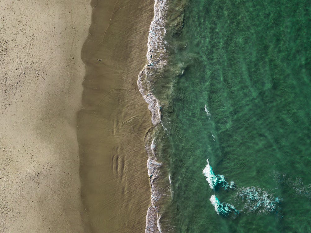 Gratis arkivbilde med bølger, droneutsikt, flyfoto