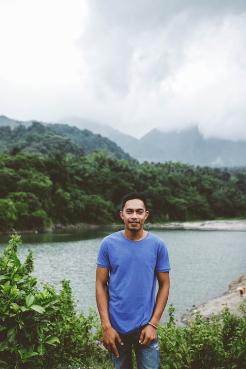 Kostnadsfria Kostnadsfri bild av asiatisk man, berg, blå Stock foto