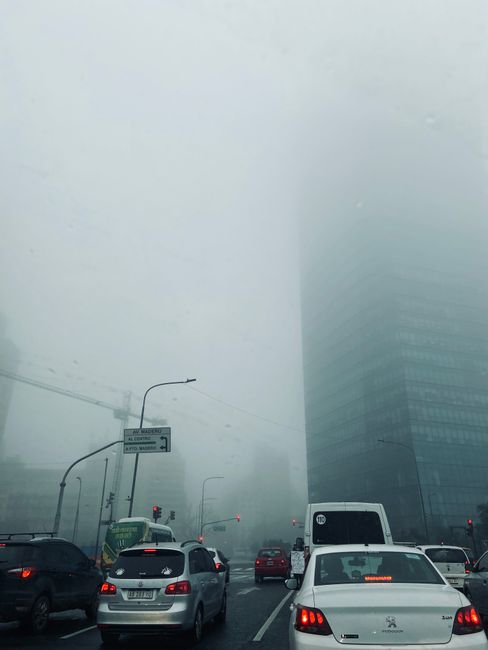 Traffic in Buenos Aires amidst dense fog, highlighting urban pollution and city transport.