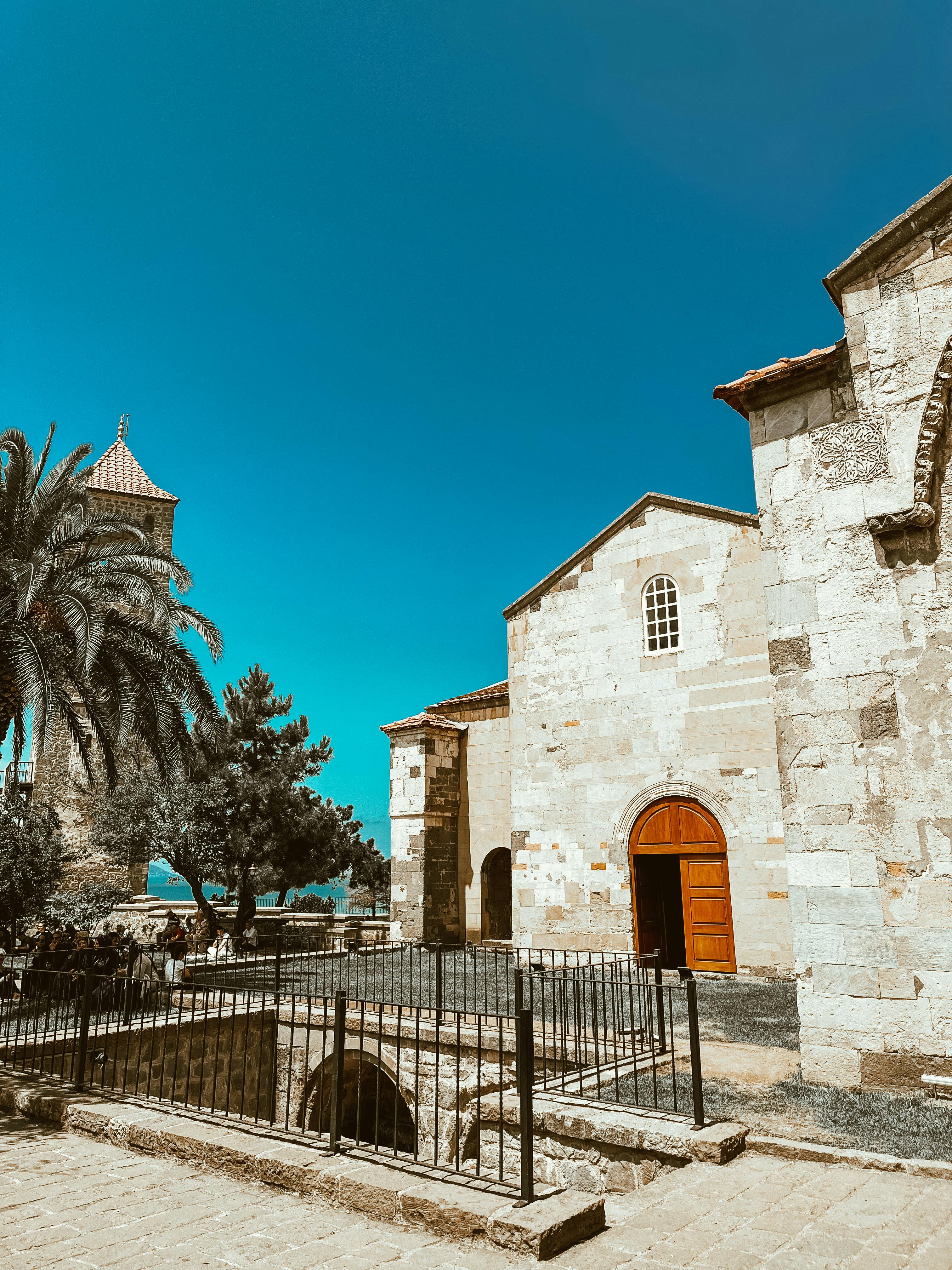 How thick should a concrete anchor be?